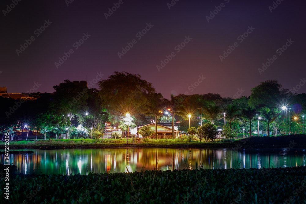 Ciudad de noche con luces hermosas Ciudad de noche con luces hermosas