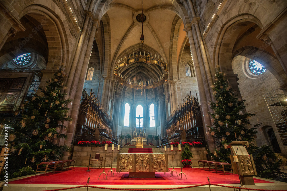 Fototapeta premium Hauptaltar des Bamberger Doms. Er ist mit Christbäumen und Weihnachtsblumen geschmückt.