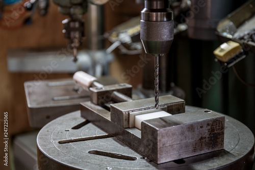 ボール盤で樹脂に穴あけ作業
