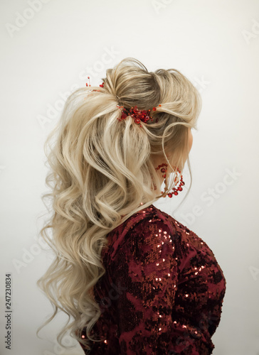 Fashionable hairstyle with curls.