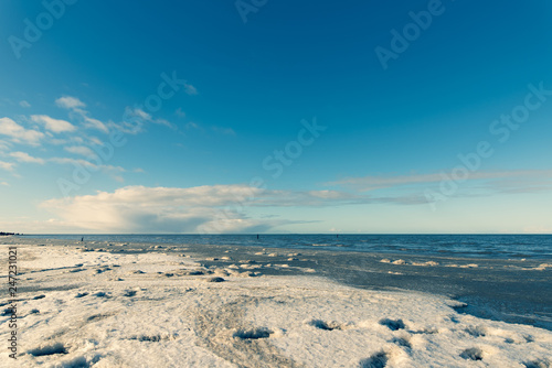 Fototapeta Naklejka Na Ścianę i Meble -  wintry beach scene at the north sea
