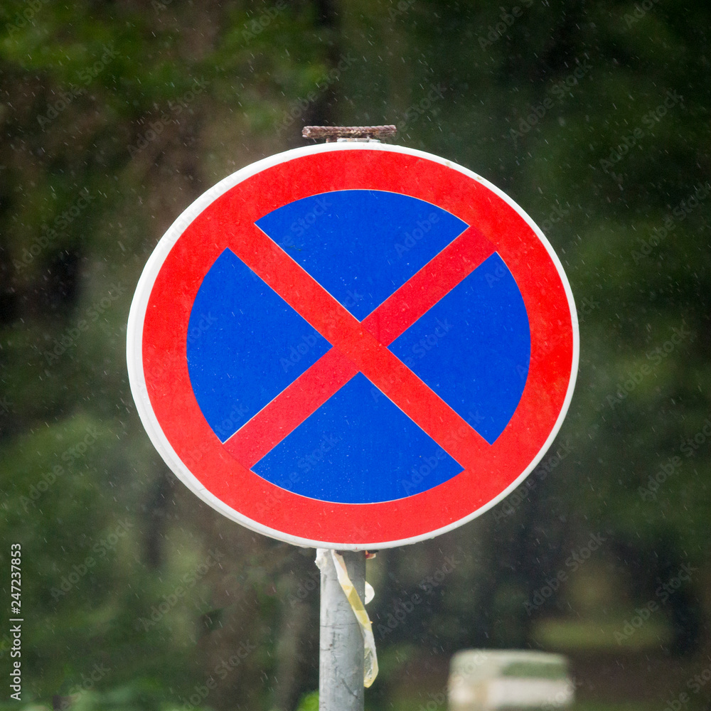 Sinal de transito, proibido parar e estacionar junto parque florestal
