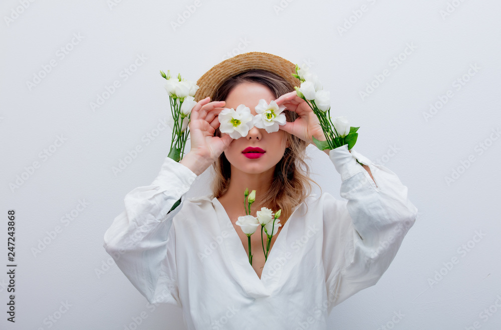 Naklejka premium Piękna kobieta z białymi różami w rękawach w kapeluszu na białym backgroud. Koncepcja wiosna lub wakacje Walentynki