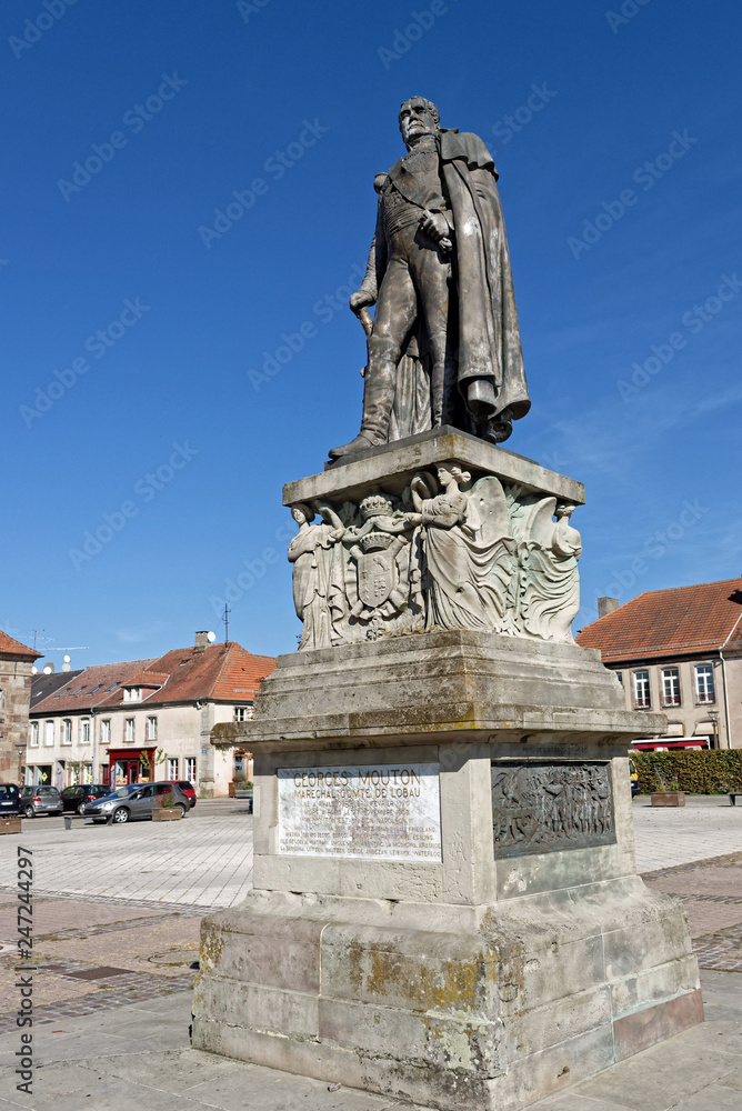 La statue Maréchal Mouton, Phalsbourg, Moselle, Grand Est, Lorraine, France 