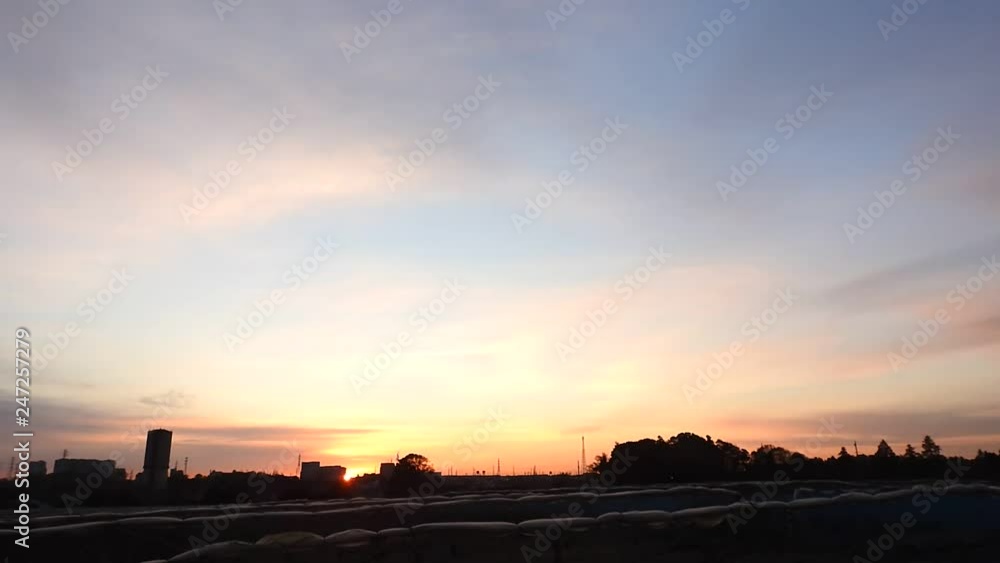 のどかな景色。日常生活の日の出。明るくなる空。1日の始まり。タイムラプス動画