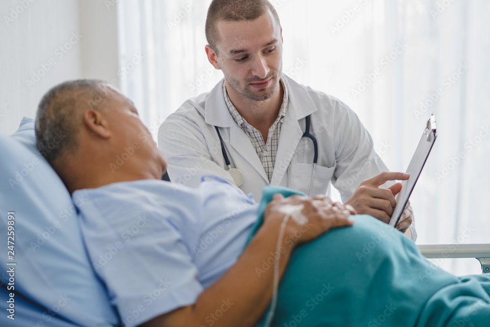 Obraz premium Doctor talking to patient about medical treatment after surgery.