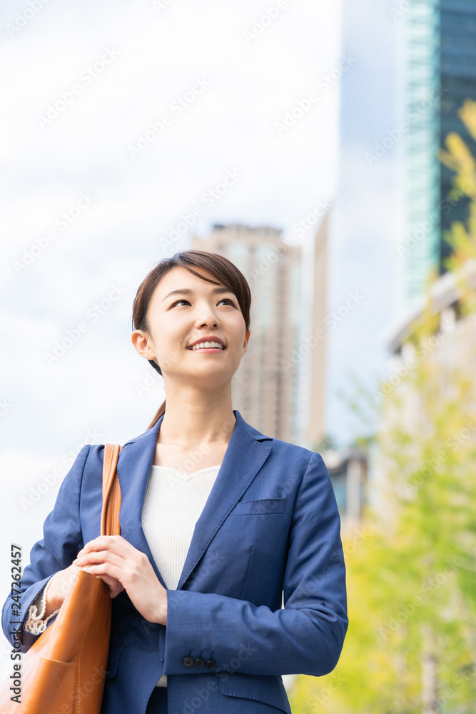 笑顔の女性　ビジネス