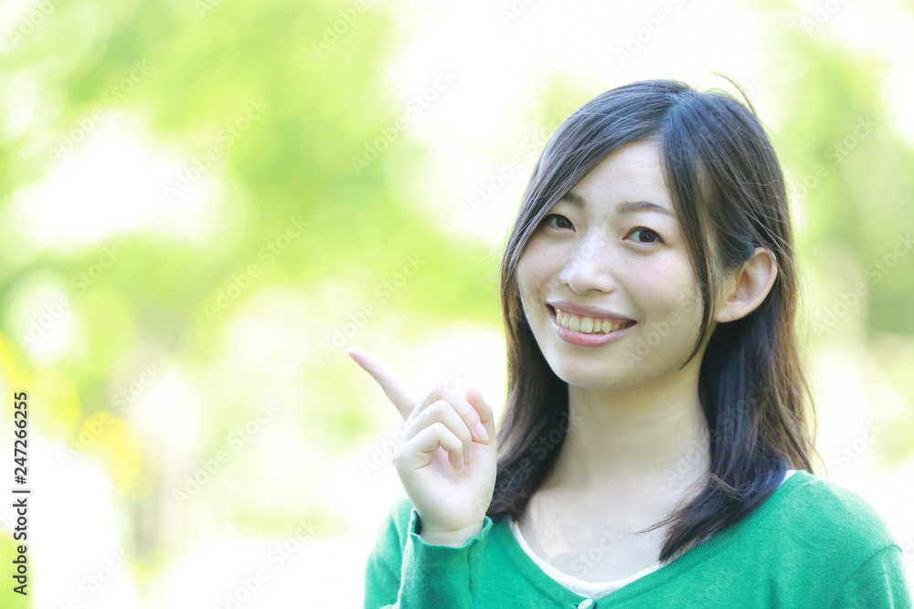 指さしする女性