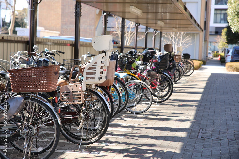 住宅街の駐輪場　自転車　マンション　アパート