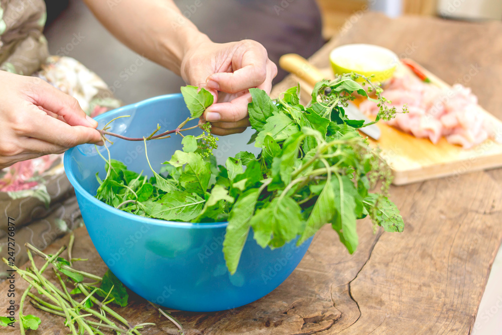 Prepare cooking ingredients. At lunch. Prepare cooking ingredients. At lunch.