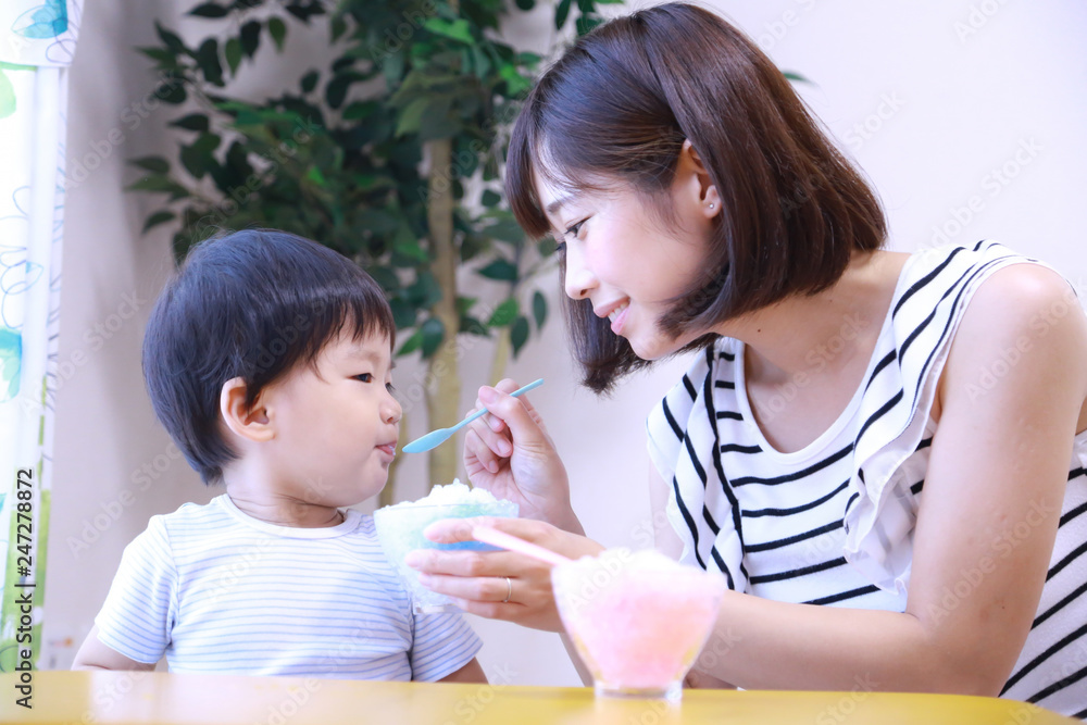 かき氷を食べる親子 かき氷を食べる親子