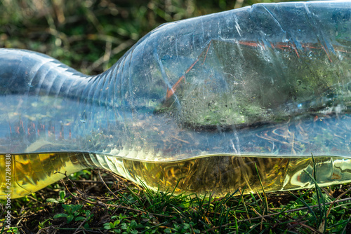 Plastikflasche im Gras Umweltverschmutzung