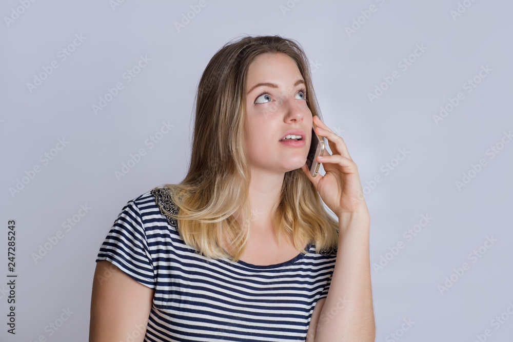 Young woman talking on the smartphone