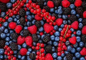 Papier peint photo Salle à manger Mélange de baies d'été colorées  © nataliazakharova