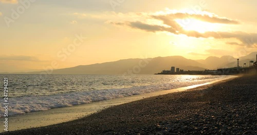 夕日と海辺