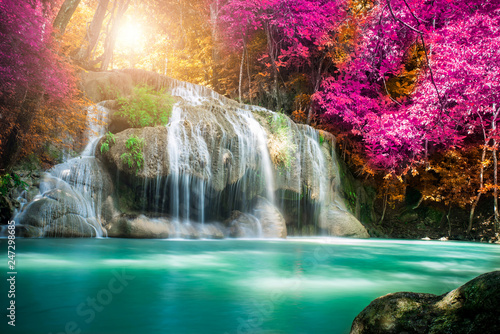 Niesamowity w naturze, piękny wodospad w kolorowym lesie jesienią w sezonie jesiennym