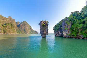 Poster encadré  James Bond island near Phuket in Phang Nga bay in Thailand  © rbk365