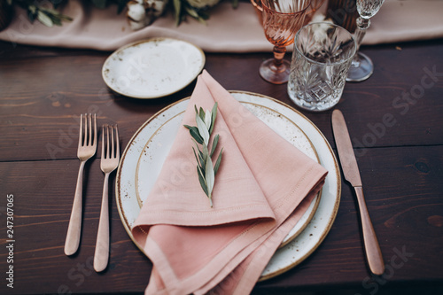 outdoor,fresh,blossom,garden,summer,beauty,natural,vintage,design,festive,fork,wooden,napkin,silverware,elegant,tablecloth,dining,event,rustic,tuscany,banquet,cutlery,greenery,glass,hand,decor,wedding photo