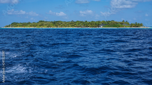 Insel mit Pflanzen und Türkis wasser von Adaaran Select Meedhupparu auf Malediven im Indischen Ozean