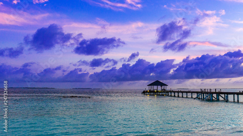 Sonnenaufgang am Strand auf Insel Meedhupparu auf Malediven im Indischen Ozean
