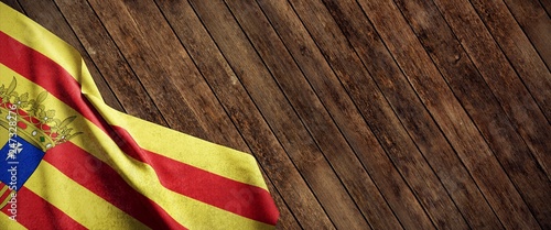 Bandera de Aragón sobre fondo de madera