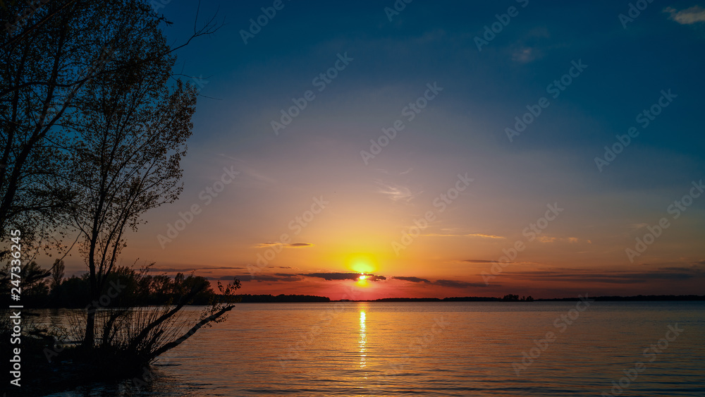 Naklejka premium sunset on lake