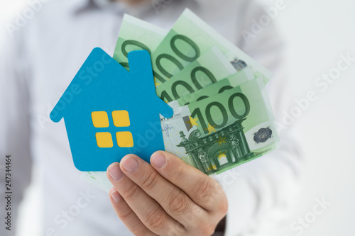 haus in hand mit geld