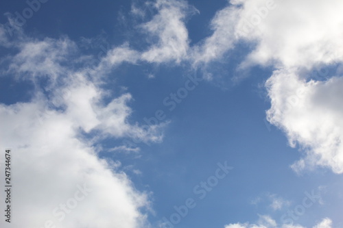 Cielo azul con nubes © Ped
