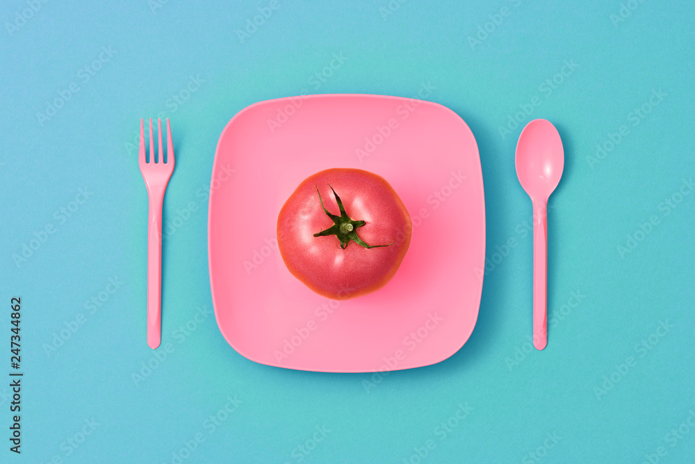 Fototapeta Pomidorowe świeże warzywa. Kolorowe Warzywa. Różowy pomidor na talerzu. Koncepcja żywności ekologicznej wegańskie. Leżał płasko. Modny styl mody. Minimalistyczna sztuka projektowania. Kolor pastelowy.