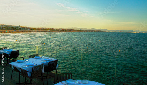 Terraza de restaurante en el mar