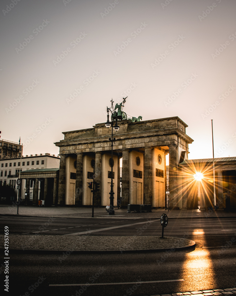 Fototapeta premium Brandenburger Tor am frühen Morgen (Sonnenstrahlen)