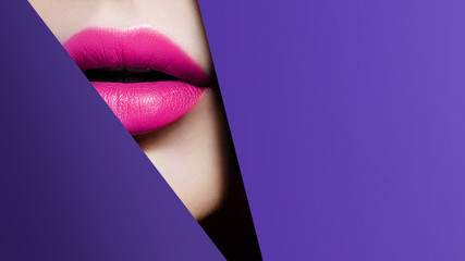Canvas schilderij Fashion lippen Roze lippen in violet papieren kader  © Alena Gerasimova
