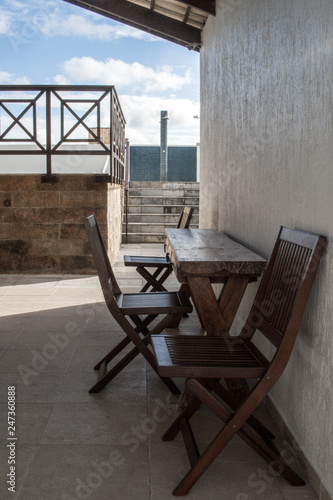 table and chairs © Luis H. Azevedo