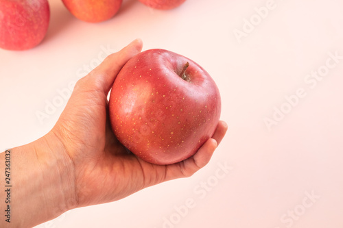 りんご 果物 持つ 手 Stock Photo Adobe Stock