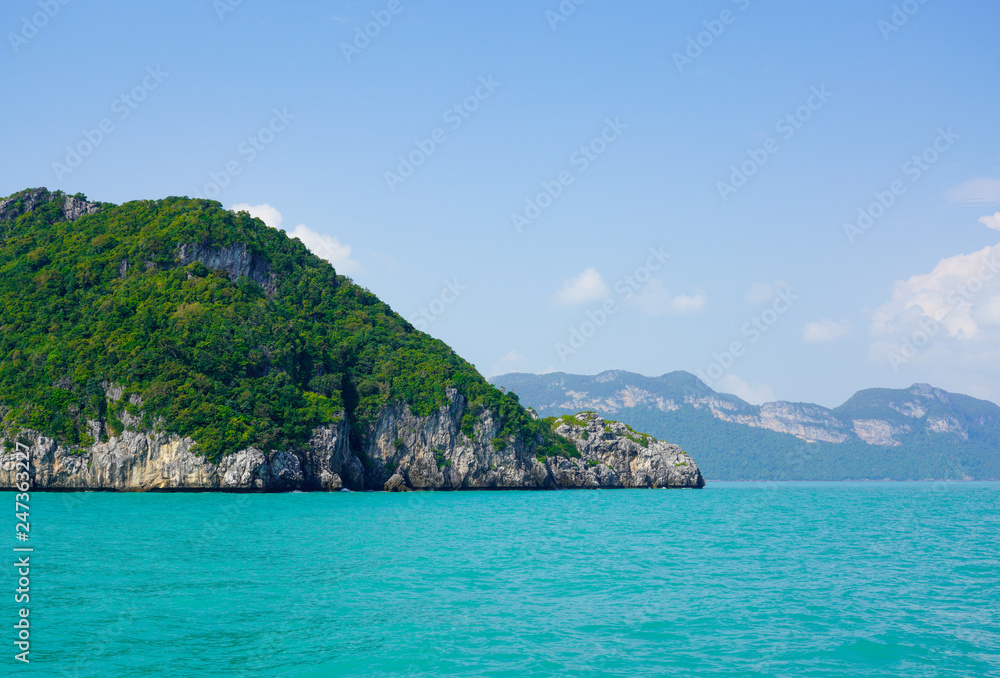 Fototapeta premium small island in mu ko angthong marine national park