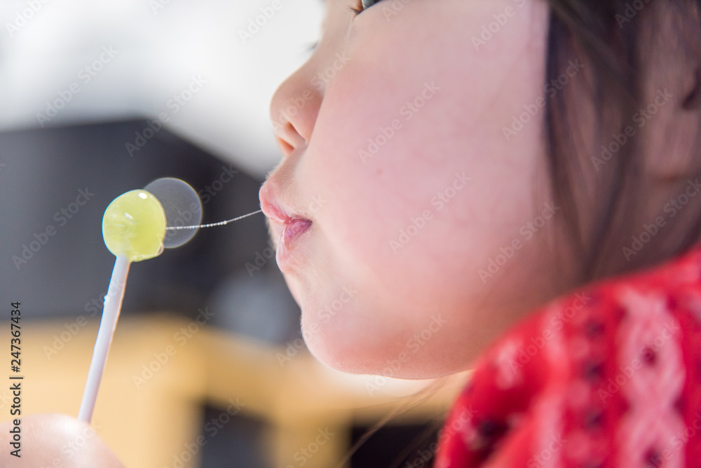 飴を食べる子供 飴を食べる子供