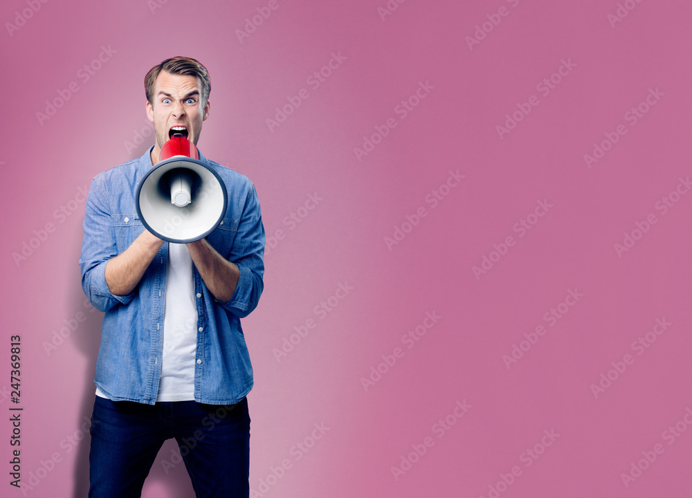 Obraz premium Man shouting through megaphone