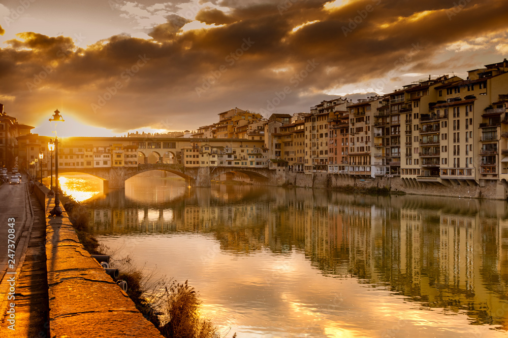 Obraz premium Sunrise in Florence behind Ponte Vecchio