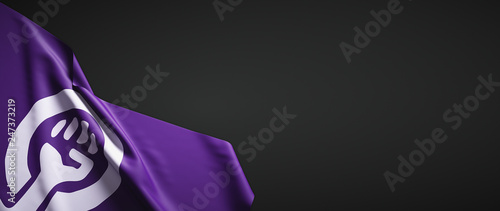 Bandera feminista de tela sobre fondo oscuro