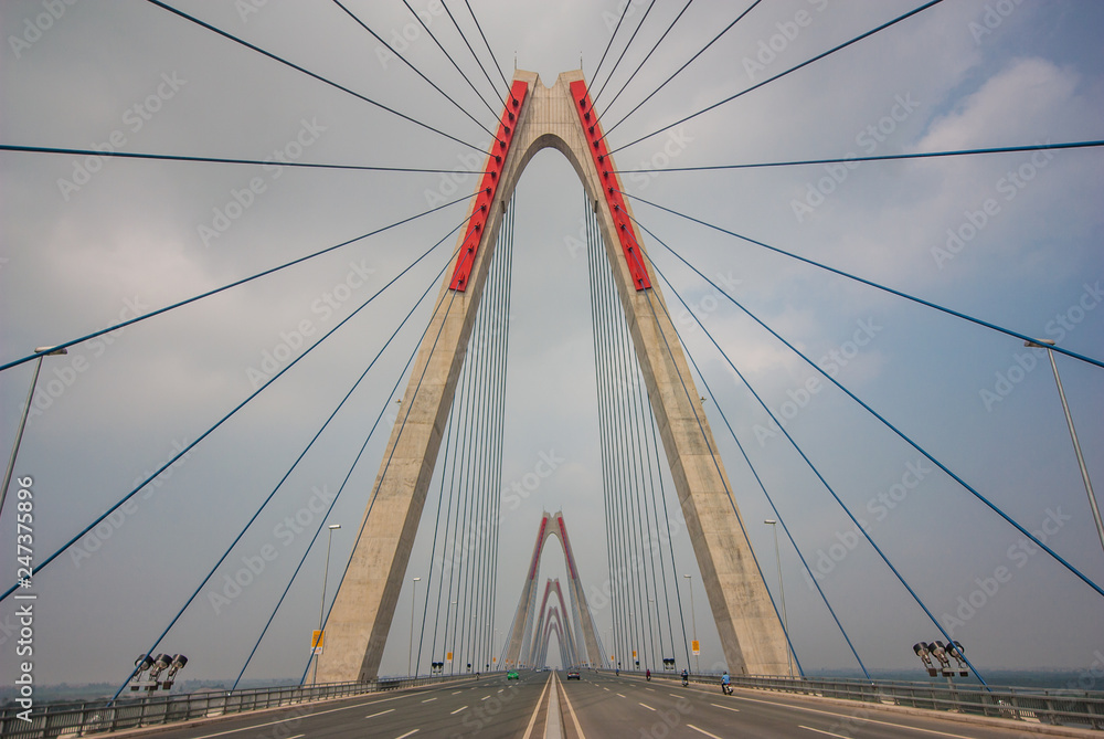 Obraz premium Hanoi, Vietnam - the Red River runs from China before emptying into the Gulf of Tonkin. Here in particular the Vo Chi Cong bridge in Hanoi 