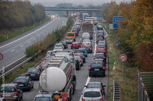 Stau Autobahn Rücklichter Nachmittag Rushhour Rettungsgasse