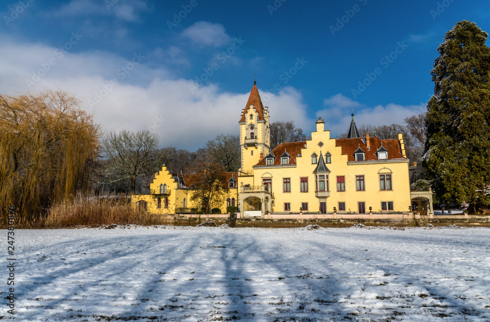 Schloss Seeheim Konstanz Hörnle Winterstimmung mit blauen Himmel