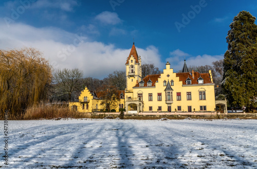 Schloss Seeheim Konstanz Hörnle Winterstimmung mit blauen Himmel