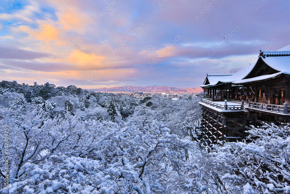 Fototapeta premium Świątynia Kiyomizu dera ze śniegiem, Kioto, Japonia.