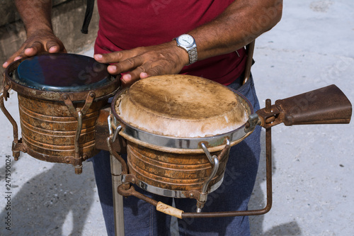 Cuadro en lienzo El músico toca los bongós en el malecón de la Habana Cuba.