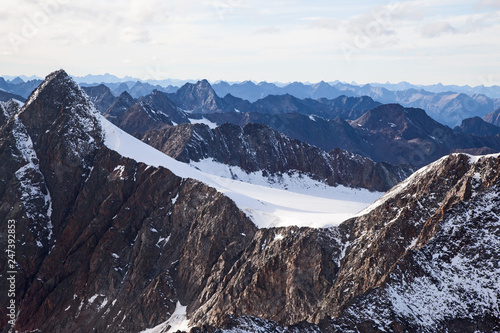 schneebedeckte Berge, hochalpines Gebirge © topshots