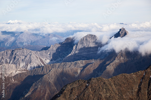 Luftaufnahme von Berggipfeln in Tirol © topshots