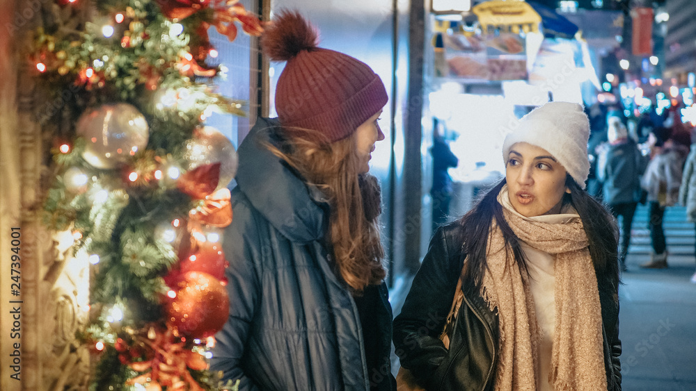 Obraz premium Two girls do Christmas Shopping in New York