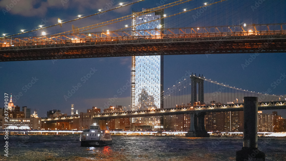 Fototapeta premium Beautiful Brooklyn Bridge New York at night