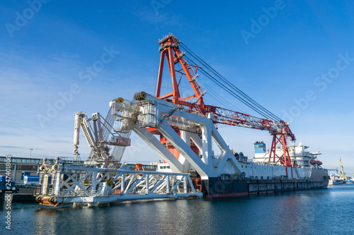 Wallpaper Mural ship in port - heavy weight crane  Torontodigital.ca